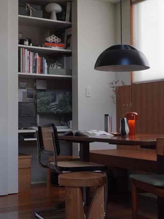 はじめまして。

キッチンの背面を壁一面収納にしてる二階リビングのお家です。
ワークスペースは壁面収納の中に作りました。

照明が大好きなので、
お家のあちこちに照明を添えた暮らしを楽しんでいます。

#flos #gubi #louispoulsen #charlotteperriand

