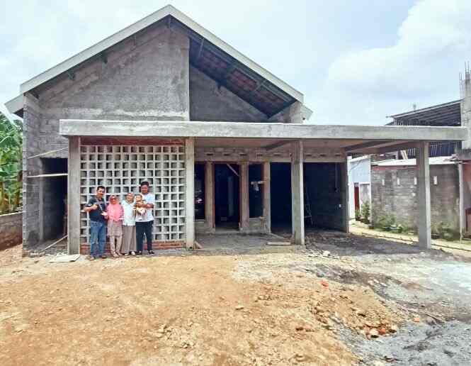 Tak lupa mengajak support system kami untuk foto bersama di depan rumah yang baru 40% ini 😁 #fasadroster #fasadskandinavian #skandinavianhome