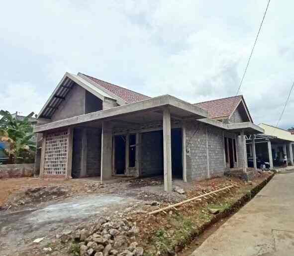 Kenampakan rumah kami dari samping, pintu masuk rumah kami buat 2 sisi, depan dan samping #fasadrumah #rumahduasisi