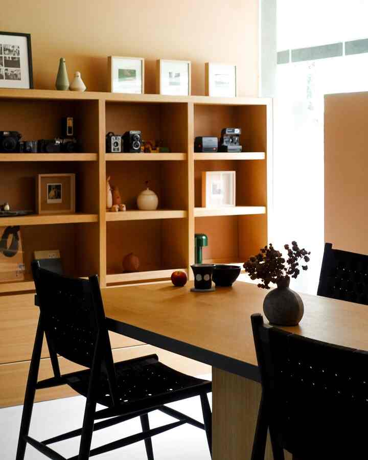 Untuk area dining room, kami suka memadukan aksen kayu dengan warna-warna hangat. Salah satu spot favoritku di sini adalah rak yang diisi dengan benda-benda kesayangan kami, bikin suasana jadi makin cozy ☺️
#MejaMakanKayu #InspirasiRuangMakan #PeralatanMakan #DiningRoom #RuangMakan #IssetHouse #Keramik