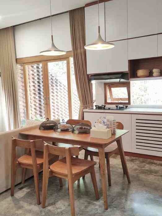 Dapur adalah jantungnya rumah. Di sinilah tempat kami berkumpul setiap pagi untuk ngobrol, masak dan makan bersama. 
Dapur kami buat cukup leluasa untuk makan, masak bersama, serta menjamu tamu di ruang makan.

Ide desainnya cukup sederhana. Dapur fungsional (berdasarkan segitiga dapur), full height cabinet untuk storage, desain dapur yang terang dan mudah dibersihkan, area makan yang mudah dipindahkan, dan warna dekorasi yang sepadan (putih, cokelat, dan nuansa kayu)

Sehingga dapur kami menjadi hidup dan hangat. #PeralatanMakan #InspirasiRuangMakan #PeralatanDapur #kitchen #dining #ruangmakan #kitchenset #kitchensetminimalis #mejamakanjapandi #lampugantung #airfryer #komporgas #cookerhood #box #tudungsaji 