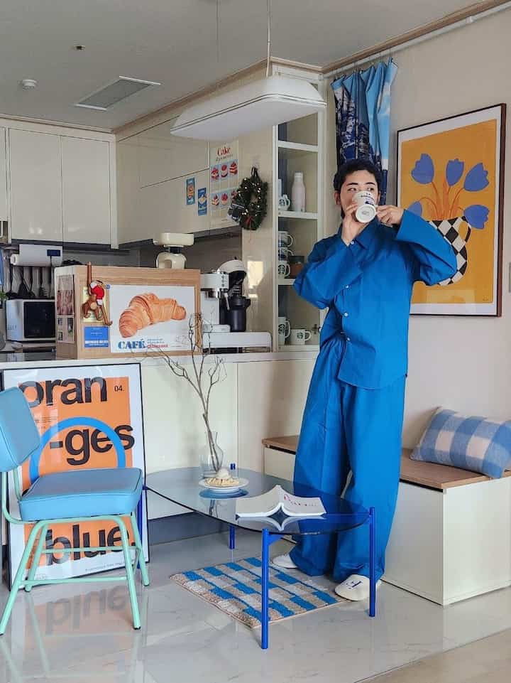 アーバンブルーのキッチン空間、ブルーのソファテーブルと椅子が配置され、落ち着いたスタイリッシュな雰囲気のインテリア