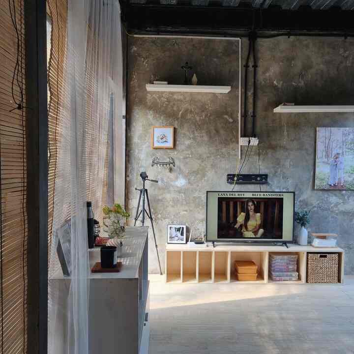 #RumahAngsoka : konsep rumah ini adalah Industrial Natural Tropis. Simpel, sederhana, hangat tapi tetap terlihat tegas diluar dengan aksen tampilan warna hitam pada baja yang digunakan sebagai pondasi di #RumahAngsoka
Menggabungkan warna cokelat agar rumah tetap terlihat nyaman, hangat. Dinding dengan semen ekspos yang terlihat tampak natural. Warna warna ceria, dan tanaman yang melengkapi kesan tropis dirumah ini.

#IndustrialTropis #Industrial #TegelBatik #KereBambu #keranjangrotan #bingkaifoto #keramikmotifkayu #lampukapal #keramikmozaik #rumahminimalis #rumahindustrial #rumahtumbuh 