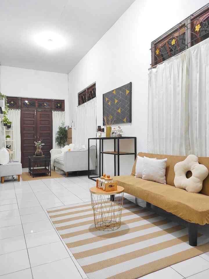 Hai tetangga Ohouse ✨
Saya Hesi, new joinner. Salam kenal.
Rumah ini pemberian dari orang tua, jenis rumah couple.
Bentuk bangunannya pun belum ada yang dirubah dari awal saya tempati bersama keluarga kecil. Seperti jendela dan teralis jendela masih bawaan dari awal kami tempati.
Agar rumah ini terkesan modern, kami memilih konsep rumah Minimalist.
Saya dan Suami berkontribusi menciptakan hunian yang nyaman untuk keluarga kecil kami.
Maka dari itu, pemilihan furniture yang minimalis kami pilih bersama untuk memberikan kesan modern di rumah kami.
Aksesoris rumah juga kami pilih bersama agar kesan minimalis dan sederhana menonjol di rumah kami.

#Minimalist #minimalis #rumahminimalis #rumahminimalismodern #rumahmodern #sofabed #sofaminimalis #karpet #bantalbunga #mejaruangtamu #raksepatu #throwblanket #tikar #mejatopaz #mejaruangtamu #mejainforma #coversofabed