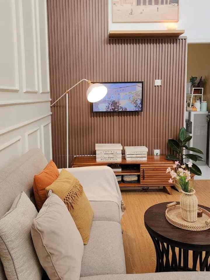 Living Room

Konsep rumah yang aku pilih untuk rumah aku sebenarnya ala Scandinavian Minimalis tapi karena diisinya pelan-pelan maka yang menurutku sudah masuk ketema yang aku mau itu adanya di Living Room ini.

Kenapa aku pilih konsep ini? Itu karena aku pengen banget didalam rumah hati kita selalu merasa "Pulang", karena disetiap pulang itu ada rasa hangat, nyaman dan tentram.

Konsep ini identik dengan furniture yang simple dan berhubungan erat dengan konsep alam, untuk itu aku tambahkan unsur warna-warna kayu seperti wallpanel warna coklat tua, lantai aku pakai vinyl warna coklat muda, aku tambahkan juga meja tv dari kayu, ornamen dimeja tamu vas dan baki dari rotan, juga aku tambahkan tanaman karet kebo hijau, juga ada pencahayaan hangat dari standing lamp. 

Nah.. seperti itulah sedikit penjelasan aku tentang ruang tamu aku teman-teman. Semoga bermanfaat buat teman-teman yang lagi mencari inspirasi rumah 🤍🤍  #livingroom #scandinavian #scandinavianminimalist #rumahscandinavian #ruangtamu #ruangtamuscandinavian #ruangtamusederhana #dekorasiruangtamu #inspirasiruangtamu #wallmoulding #wallpanel #mejatv #sarungbantal #lantaivinyl #perjalananrumah