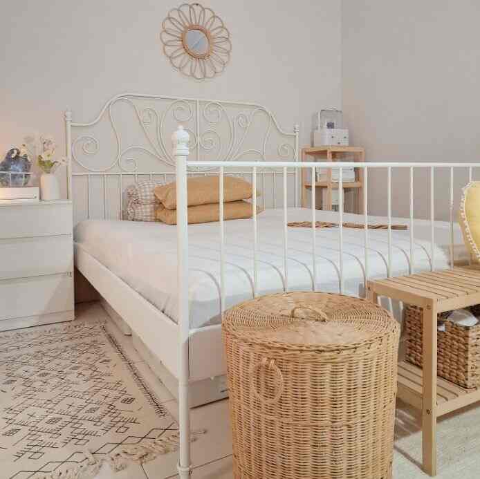 Rumah Mix Style

Kalau ditanya tema rumah ini apa? 
Jujurly aq ga bisa jawab dengan pasti.. Mungkin bisa dibilang Japandi karena banyak perabot dan perintilan berwarna white-wood, mungkin juga bisa disebut Naturalan karena banyak unsur Kayu dan Rotan, bisa juga minimalis.. yg pasti cuma 1 aq lagi suka semua perabot dan perintilan white-wood. Jadi, aq masih menerapkan mix style untuk tema rumah ini. Dekorasi juga masih suka-suka tetapi dipilih sesuai dengan kebutuhan dan kesesuaian daerah rumah yg cukup lembab dan berpotensi rayap. 

#kamarku  #ranjangbesi #kamartidur 
#japandi #minimalis #midcenturymodern #rumahminimalis #rumahjapandi #rumahmodern