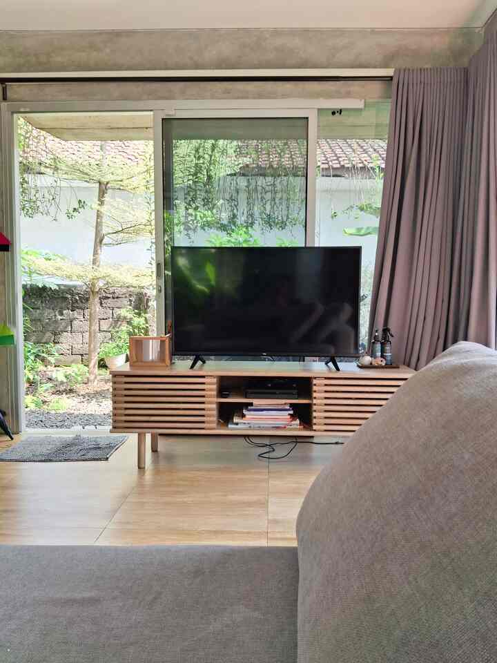 Japandi style di rumahku 🏡 

Sebenernya aku gatau rumah aku ini punya gaya apa engga? haha. Tapi ada satu prinsip estetika Jepang yang aku pengen banget aplikasiin ke rumah ini. Wabi Sabi. Jadi, si Wabi Sabi ini sebenarnya tentang bagaimana kita bisa melihat keindahan dalam ketidaksempurnaan, menghargai kesederhanaan, dan menerima kalau semua hal itu sifatnya sementara. 

Kayak rumah, kalau kita urutin terus ego kita mau membuat rumah yang sempurna, pasti ngga akan ada habisnya gak sih? Nah makanya aku berusaha banget untuk merasa cukup dengan apa yang sudah ada sekarang.

Rumah dengan dominasi warna putih, abu-abu, dan sentuhan kayu ini aku harap tidak lekang oleh waktu. Seenggaknya buat aku 😆

#SofaBed #GranitTiles #Japandi #minimalis #Rumahminimalis #