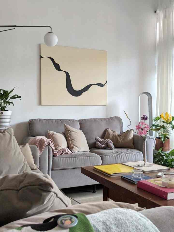 Style rumahku bisa disebut eclectic yaitu perpaduan dari beberapa jenis aesthetic. Aku banyak mendapat inspirasi dari mid century modern, japandi, dan contemporary interior design, semuanya dipadukan sesuai dengan preferensi estetika aku, fungsi ruang, serta personality rumah supaya menghasilkan style yang khas😍
#eclectichome #eclecticinterior #midcenturymodern #japandi #contemporary #livingroom #sofa #coffeetabledecor #planter #art #rumaheclectic #rumahmidcenturymodern