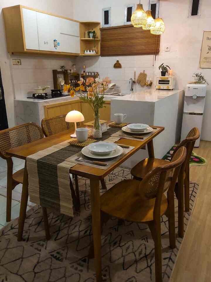 How i styling my kitchen & dining room
Sesuai dengan konsep rumah yang mengarah ke japandi, dapur dan ruang makan di Ryuto house di dominasi dengan furniture white & Wood. Dapur yang menyatu dengan ruang makan ini di dekor dengan warna yang senada. Karena ruangan nya yang berukuran kecil, jadi dapur di desain sefungsional mungkin dengan menyimpan peralatan dapur di dalam kabinet agar tidak terlihat berantakan. Karena memasak adalah salah satu hobiku, bumbu bumbu diletakkan seragam di toples kaca kedap udara dan di susun di top table agar lebih mudah menjangkaunya, selain lebih rapi, lookny juga terlihat lebih manis.  Untuk peralatan makan, aku lebih menyukai yang berwarna putih karena lebih simple namun tetap elegan.

#Peralatanmakan #Inspirasiruangmakan #mejamakan #lampuaesthethic #taplakmeja  #kaplampu #rotan #dapurminimalis #diningroom