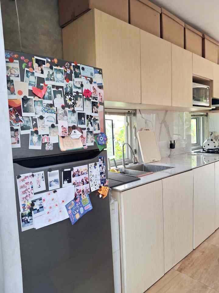 Ada yang nyempil, tap bukan upil. Siapakah dia? Di rumah ini emang ga boleh ada space nganggur, lengah dikit jadi sesuatu hehe. Jadi ceritanya, jarak antara meja dapur dan kulkas ini bisa disulap sama Rak Trolly Serbaguna-nya IKEA jadi dapur yang lebih rapi :") Ga keliatan kan segala perbotolan di situ? Sebagai dapur yang selalu ngebul, ga mungkin banget kalau ga punya. 
Ohiya, untuk barang dapur yang lain aku juga suka cari yang multifungsi, kalau bisa sekalian untuk dekorarif. Kayak teko lucu gemes ini & talenan 2 in 1 yang kalau dipajang pun ga terlalu heboh. 
#DapurMinimalis #RakTroliSerbaguna #PeralatanMakan #InspirasiRuangMakan