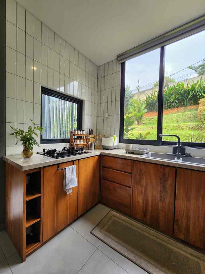 Selamat datang di dapur dan ruang makan sederhana kami! ✨

Di sini, semua furnitur kami terbuat dari kayu jati yang menghadirkan kesan hangat dan natural. Selain kuat dan tahan lama, kayu jati juga memberikan sentuhan elegan yang tetap sederhana, sesuai dengan konsep Japandi yang kami sukai.

Dapur ini kami rancang dengan fokus pada fungsionalitas dan keindahan. Rak bumbu kayu di sudut dapur membantu menyimpan rempah-rempah dengan rapi dan mudah dijangkau, sementara meja makan dengan pemandangan luar membuat waktu makan jadi lebih menyenangkan. Cahaya alami yang masuk melalui jendela besar juga memberikan suasana terang dan segar setiap hari.

Gimana menurut kalian? Tempat yang sempurna untuk masak dan makan bareng keluarga, kan? 🍽️💛

#compacthappyhome #dapurminimalis #ruangmakan #homedecor #kayujati #japandi #minimalis #midcenturymodern #industrial #scandinavian #Kitchenset #Kitchensetminimalis #rumahjapandi #Kitchensetkayujati  #peralatanmakan #inspirasiruangmakan