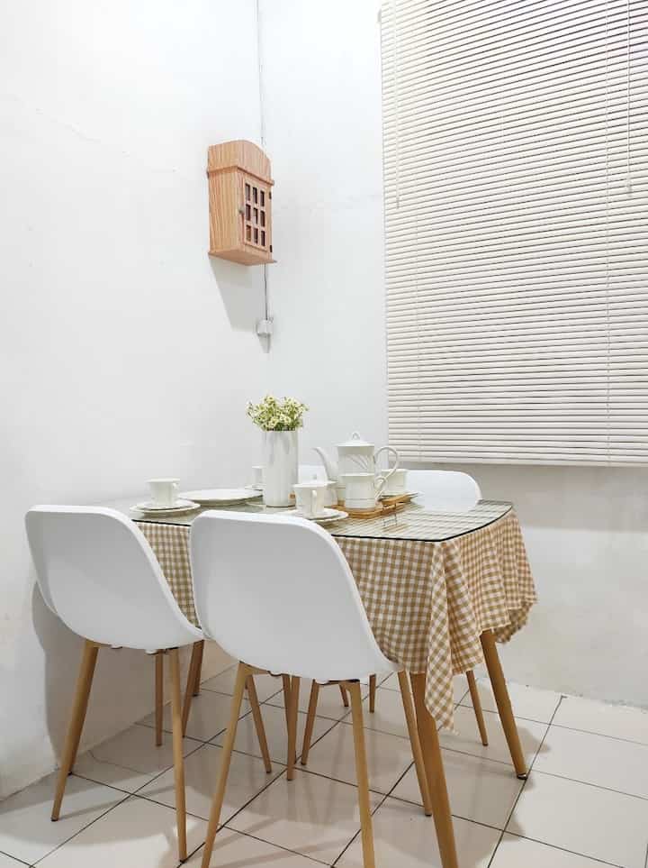 Ruang makan saya berukuran 1.5 x 1.5 m
menyatu dengan area dapur segaris.
Ruang makan ini selalu kami gunakan saat makan bersama atau hanya sekedar santai sejenak bersama Suami dan anak-anak.
Jarak ruang makan dan dapur hanya 1 meter.
Agar ruang makan terkesan luas, saya menggunakan meja makan putih dengan corak kaki kayu dengan cat tembok dan venetian warna putih senada.
Tanpa banyak peralatan makan atau hiasan di meja makan/dinding, lebih memudahkan saya membersihkan area meja makan setiap hari.
Pemilihan pernak pernik yang minim membuat ruang makan dan dapur saya terasa lebih simple dan luas.
#mejamakan #taplakmeja #vas #bungadaisy #venetianblind #kotakobat #mejamakanminimalis #kitchenset #kitchensetminimalis #peralatanmakan #inspirasiruangmakan #dapurminimalis #modeldapurcantik #dapurmodern