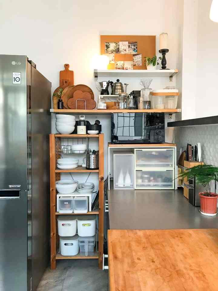 Dapurku minim dekorasi, lebih memilih menyimpan perlengkapan makan, kopi dan masak di open-shelves. Sehingga sisi fungsi dan dekorasi bisa terpenuhi dengan memaksimalkan ruang yang ada. Semua barang yang dipajang memang aku pakai sehari jadi ga takut debuan. Elemen yang dipakai juga seputar kayu, besi, stainless steel, tanaman, sehingga semua bisa menyatu dengan harmonis. Begitu juga dengan ruang makan, konsepnya sama menggunakan barang-barang yang digunakan sehari-hari sebagai dekorasi.

#rakkayu #peralatanmakan #inspirasiruangmakan #openshelves #ikea #ikeahome #kitchenstyling #diningroomstyling #dapurmininalis #modeldapurcantik #dapurmodern