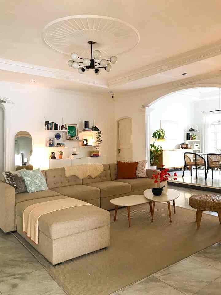Style ruang keluarga berukuran 6,6 x 6,8m ini pelan-pelan menuju mid-century modern with a twist pada dekorasi dinding yang lebih berwarna. Pemilihan furniture besar dengan warna yang netral sebagai dasar, sehingga kita bisa bermain warna di perintilannya. Wall shelves diisi dengan barang-barang hobi, seperti album, figurine, handmade crafts, gift dari teman dan saudara dan lain-lain.

#sofaminimalis #midcenturymodern #rumahmidcenturymodern #ikea #ikeahome #wallshelves #indoorplants

