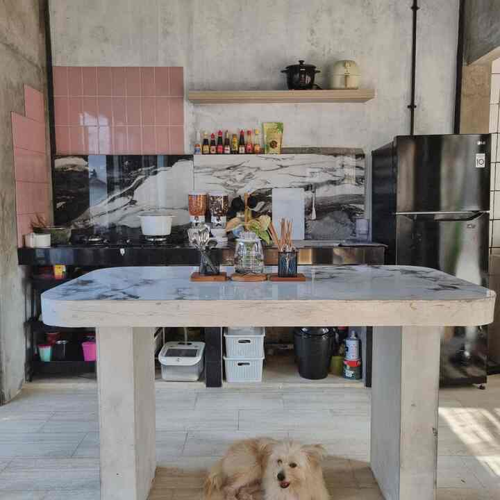 Dapur industrial di #RumahAngsoka ini satu space dengan area ruang keluarga, dan langsung terhubung dengan area outdoor dibelakang. Menggabungkan keramik corak marble dominan putih pada meja island, dan keramik corak marble dominan hitam pada bagian backsplash dan meja kitchen. 

#DapurIndustrial #RumahIndustrial #IndustrialKitchen #DapurHitam #KeramikMarble #KeramikMotifKayu #PeralatanMakan #DapurMinimalis #DapurModern #ModelDapurCantik #InspirasiRuangMakan