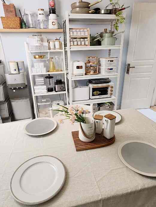 Ruang Makan
Selamat malam dari ruang makan sederhanaku, untuk ruang makan aku memilih meja makan yang lumayan besar biar bisa ngobrol dengan lowong, dengan banyak saudara atau kerabat. Aku tambahkan taplak meja berwarna cream dengan bunga-bunga  putih estetik yang bikin manis, lalu ada pepiringan keramik cantik koleksiku ditambah vas bunga plus wadah kecap & saos yang warnanya putih netral dengan tutup bamboo.

Diruang makan ini sebisa mungkin ornamen warna didalamnya sebagian besar juga warna-warna dasar seperti putih dan coklat yang membuat suasana dapur jadi makin homey 🤍

#mejamakan #mejamakanminimalis #tableware #piringkeramik #taplakmejaestetik #tempatkecap #vasbungaestetik #peralatanmakan #inspirasiruangmakan #ruangmakan #dapurminimalis #inspirasidapur