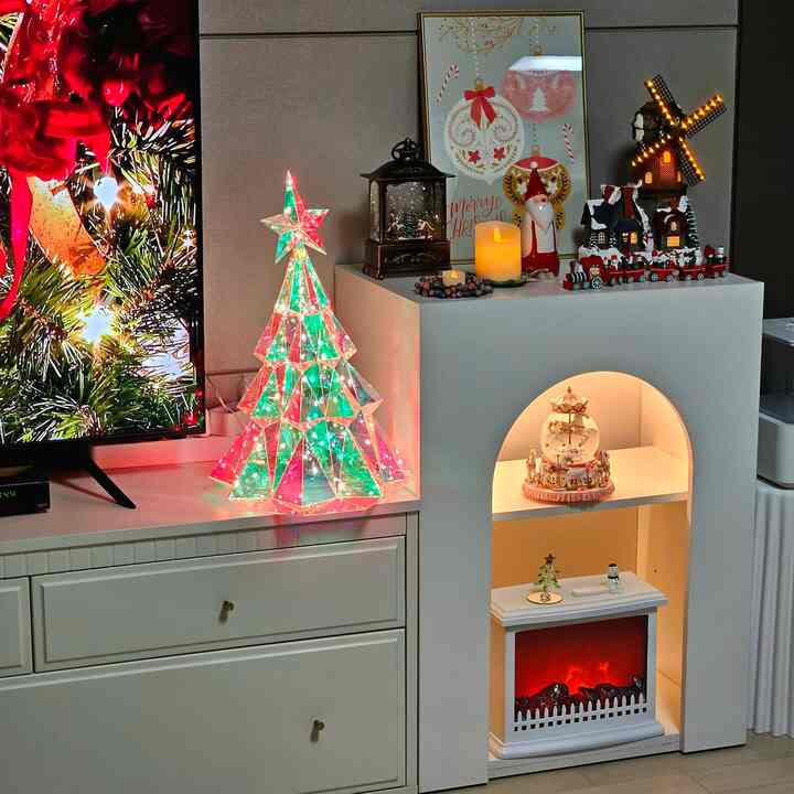 #오늘부터크리스마스 #1일차기록 
The main Christmas decoration in our house is the fireplace console.
This year, I was too lazy to take the tree out and decorate it, so
I bought an aurora mini tree🎄.
The colorful lights are beautiful and pretty,
so this alone exudes presence✨️🤩
But I also changed the frame into a Christmas poster and filled it with music boxes and props that I use every year😄😁

Just because the main decoration is finished doesn't mean it's all over. Please look forward to what will change next^^

ps Also look for the cuties from Delco at Modern House😆

#Christmas tree #크리스마스소품 #크리스마스장식

#Christmas decorations #크리스마스준비 #크리스마스잇템

#One cut from today #오늘의우리집 #오늘의집에서샀어

#Corn soup record #내돈내산 #우리집포토존 #우리집거실

#Living room interior #벽난로장식장 #벽난로인테리어

#Fireplace console #벽난로꾸미기 #집에서제일바빠

#Well-bought #잘산템 #나도크리에이터 #맞팔

