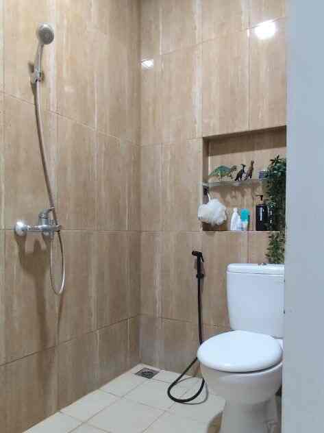 Luas kamar mandi di rumah.woori 2,3x1,8m. Pemilihan material keramik kamar mandi sebisa mungkin minim nat karena saya mempunyai mata minus dan silinder kalau  melihat garis terlalu banyak agak sedikit pusing hehee. Jadi saya memilih keramik dinding kamar mandi berukuran 30x60cm dan lantai berukuran 30x30cm.  Pemilihan warna juga dipilih warna natural coklat dan cream sehingga berkesan adem. Untuk aksesoris nya tetap konsisten memilih warna hitam agar terlihat kontras. Selain itu penting sekali didalam kamar mandi terdapat shower niche atau kotak penyimpanan tempat sabun agar terlihat rapi. Shower niche bisa diaplikasikan dengan berbagai ukuran tergantung dari ukuran keramiknya. Untuk di kamar mandi saya shower niche ukurannya 60x60cm karena keramik dindingnya 30x60cm. Semoga menginspirasi ya.. 
. 
#rumahwoori #kamarmandi #kamarmandiminimalis  #keramikkamarmandi #warnakamarmandi #dindingkamarmandi #keramikdinding #keramiklantai #inspirasikamarmandi