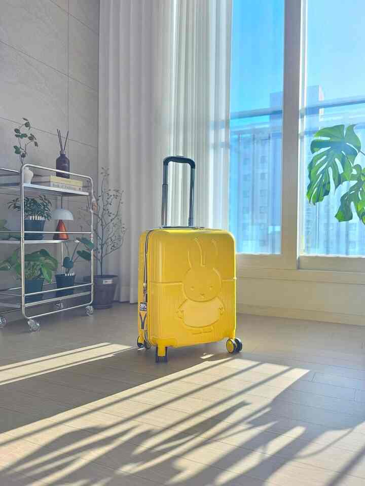 💛きれいでかわいいミッフィーキャリアが泣いて到着しました。 

私が選んだミッフィーキャリアは 
シクネチャーカラー感が引き立つハニーイエローカラーで可愛いミッフィーが全面エンボスモールドでデザインされており、ゴールドカラーのミッフィージッパーとあちこちに隠れているミッフィーキャラクターたちが可愛いながらも本当に高級なミニバッグデザインです。 

構成はキャリア20型(+保護カバー)、ミニバック(+キーリング)になっているのに
20型サイズは51cm×37cm×25cmの使用頻度が最も高い機内用で活用性が良く、最大25%の拡張ジッパーで、より効率的な収納が可能です。 
ミニバッグは軽く出かけたり、旅行時に使いやすいように着脱可能なストラップと同梱されたミッフィー純正キーリングは、かわいくてキュートでミニバッグ開いてみてきれいなプレゼントをもらえる感じがしましたね。 

頑丈なABS + PC混合素材で、本当に軽くて丈夫です。 
アルミキット装着で簡単にワンタッチでノブ高低を調節でき、 
低騒音360度回転ホイールで騒音も小さく、スムーズに転がっていく車輪もとても良いですね。 
私がキャリアを選ぶときに最も重要に思う部分がホイールなのにスムーズで回転もとてもよくなって気に入っています。 

使用しないときは、安全な保護と保管のために保護カバーも一緒に入っているので、きれいなキャリアの保管も安全にしましょう^^

＃今日の私たちの家＃コンスープ記録＃今日の家のブルフ＃ブルフセール＃miffy＃ミッフィーキャリア＃キャリアセット＃機内キャリア＃旅行キャリア＃かわいいキャリア＃旅行バッグ＃ミニバッグ＃今日のシーンカット 

＃五感レビュープログラムを通じて製品を提供され、直接使用してスタイリングした後期です。 