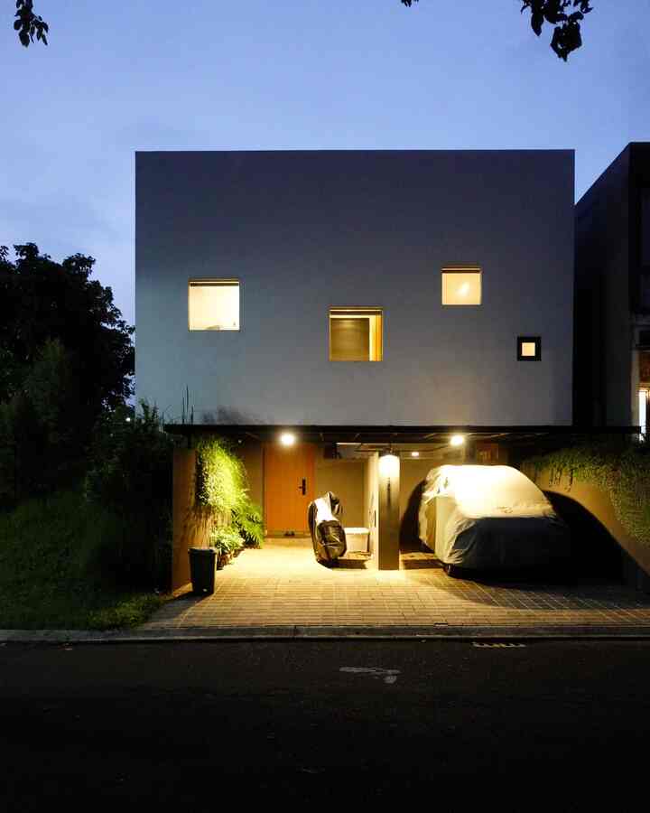 Fasad rumah kami bergaya minimalis dengan desain simpel berbentuk persegi, dikelilingi taman yang bikin suasana jadi lebih adem. Kami suka desain yang sederhana, ditambah warna cat putih yang bikin rumah terlihat bersih dan modern.

#InspirasiFasad #StyleFasad #FasadMinimalis #CatRumah #CarportAndesit #LampuOutdoor #BatuAndesit