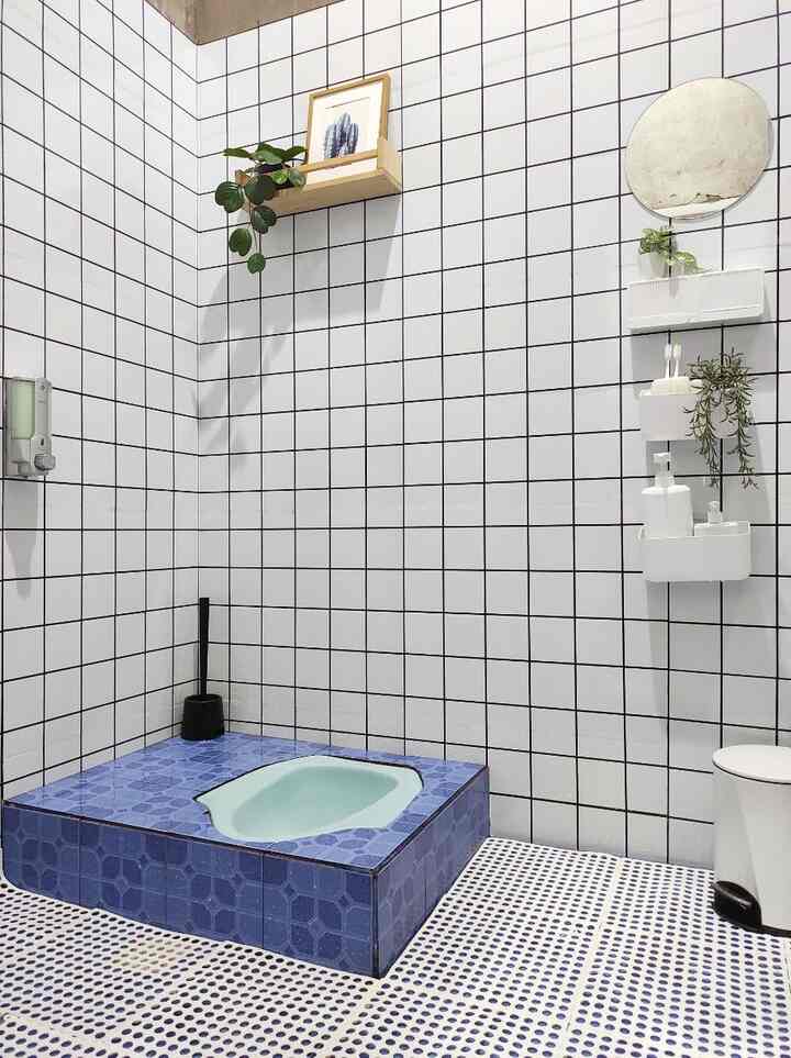 Upsiee... lantai kamar mandinya belum matching hihi
Kamar mandi ini saya make over hanya dengan wallsticker dan antislip. Sambil nunggu wahdana, untuk sementara saya pakein wallsticker. 
Kamar mandi sepetak ukuran 1.5 x 1.5 m
Saya pilih wallpaper motif kotak putih, supaya kamar mandinya keliatan estetik dan terang. Pemilihan wallpaper motif kotak ini, memudahkan saya untuk mengaplikasikan pemasangan wallsticker pada dinding yang tidak simetris sekaligus agar wallsticker tidak banyak terbuang.
Untuk antislipnya sendiri, awalnya saya ingin memakai decking tile, tapi... banyak pertimbangan, akhirnya saya memilih menggunakan antislip saja.
Karena ngebersihin antislip ini PR banget huhu.

#wallsticker #wallpaper #backsplash #sikattoilet #bolmen #fejka #artificial #bekvam #tempatsampah #tempatsabuntempel #KamarMandiMinimalis #InspirasiKamarMandi