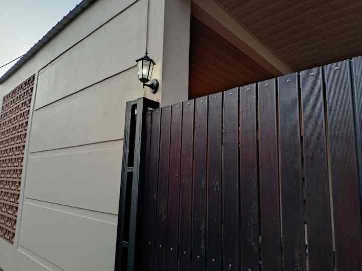 Ini adalah Fasad Rumah Fatih, karna teras Rumah kami berkonsep teras porch sehingga fasad kami membentuk kubus, sangat simple dan sederhana, dengan luas 45 meter persegi, sangat luas sesuai dengan konsep teras yg kami pilih. Kami menggunakan pagar Full Ulin, didinding kiri terdapat 300 roster serta plafon pvc dan cat exterior berwarna beige.

#FasadRumah #plavonpvc  #inspirasifasad #stylefasad #catpagar #catdinding