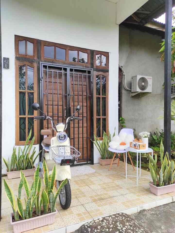Penampakan fasad rumah jenis couple, cimit banget kan hiii. Fasad rumah kami masih menjadi PR, masih bingung mau dibikin style apa.
Fasad ini belum pernah direnovasi semenjak saya tinggali.

#cattembok #catteralis #kursiteras #mejateras #bantalkursi #plitur #keramikteras #nomorrumah  #InspirasiFasad #StyleFasad