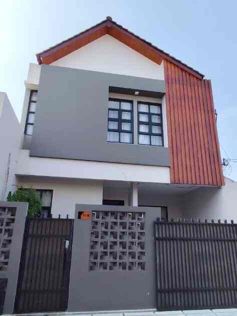 Fasade rumah.woori bertema industrial tropis, dengan dominasi warna hitam, abutua dan putih, diselaraskan dengan aksen kayu dari WPC (wood plastic composite) berbentuk vertikal agar terlihat 'eyecathing' . WPC ini dibentuk dengan besi hollow sehingga membentuk garis vertikal. WPC dari pabriknya 20cm, kami potong 10cm agar garisnya berkesan slim,dibentuk dengan besi hollow sehingga nongol 4cm dan diberi jarak antar garis 5cm. 

Untuk kusen jendela menggunakan alumunium berwarna hitam dengan konsep french window, berupa kotak-kotak kecil untuk keamanan sehingga tidak memerlukan teralis. Menurut kami teralis merusak estetika fasade bangunan. French window menjadi solusi tepat sebagai penggantinya. 

#rumahwoori #fasadrumah #fasadindustrial #pagarrumah #pagarrumahminimalis #catrumah #frenchwindow #kursiteras #inspirasifasad #stylefasad

