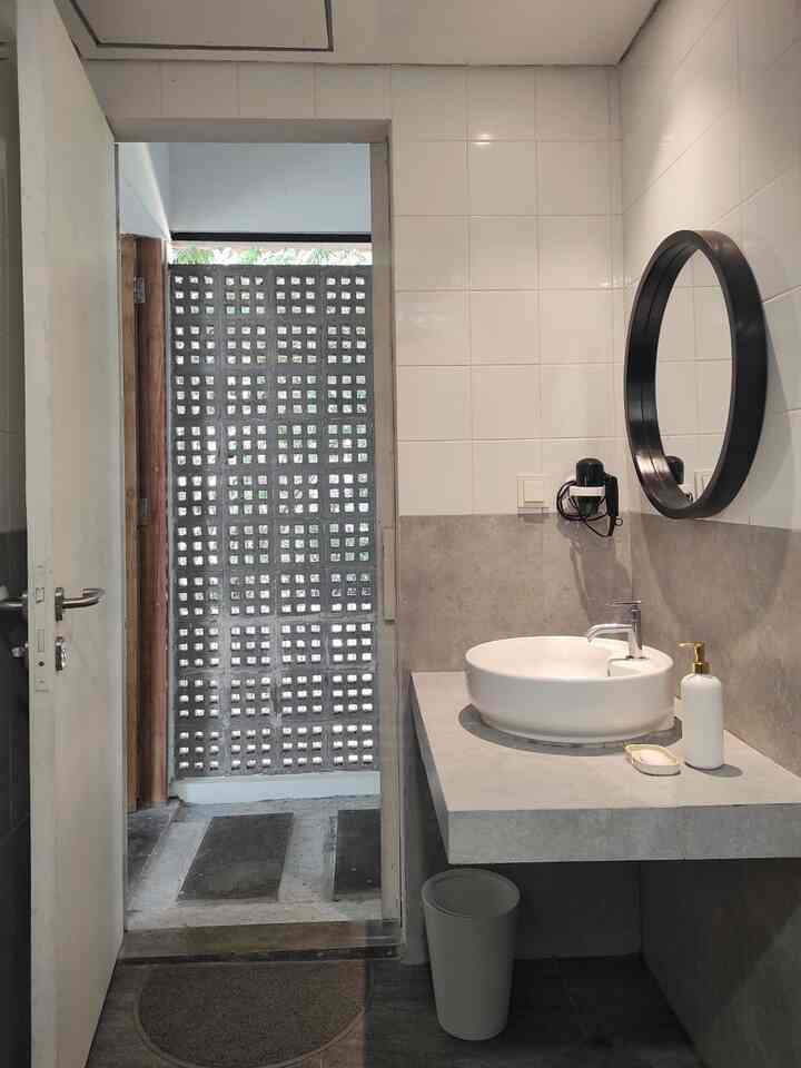 This is one of the bathrooms in our house with a white and gray theme. We chose gray for the floor and some of the walls to give an industrial impression and not easily look dirty. However, some of the white walls give a clean minimalist impression. In the wet area, we gave a 20cm wide gap for natural lighting and natural ventilation for a tropical impression. Hopefully it inspires you. 

#bathroomceramics #granitekamarmandi #kamarmandiabu #warnakamarmandi #kamarmandiputihabu #botolsabun #gantunganbaju #wastafel #kloset #shower #kamarmandiminimalis #kamarmanditropis #kamarmandiindustrial #InspirasiKamarmandi