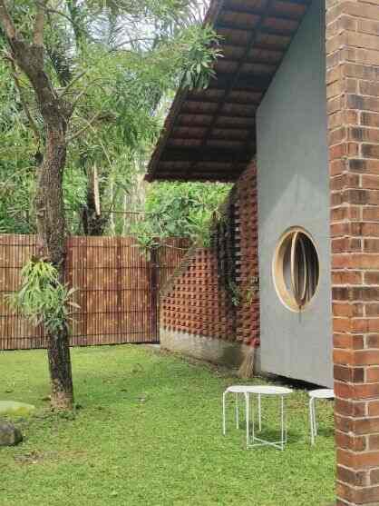 Ruang luar kami luas. hampir 75% dari luas lahan kami adalah ruang terbuka.  Memang mimpi kami adalah punya rumah kecil yang dikelilingi taman yang luas, rumah yang terlihat sederhana, di kampung, namun tetap apik, serta tidak menimbulkan tension dengan sekitar. Finishing fasad dengan kamprot + cat abu, permainan dinding bata merah, atap genteng tanah liat, dan juga beberapa jendela pintu dari kayu jati, terinspirasi dari rumah tropis yang menyatu  kembali ke alam. 
#rumahtropis #rumahkampung #rumahsederhana #fasadrumah #rangkaatap #lampuoutdoor #kursi #kursioutdoor #mejaoutdoor #fasad #eksterior #landscape #taman #InspirasiFasad #StyleFasad