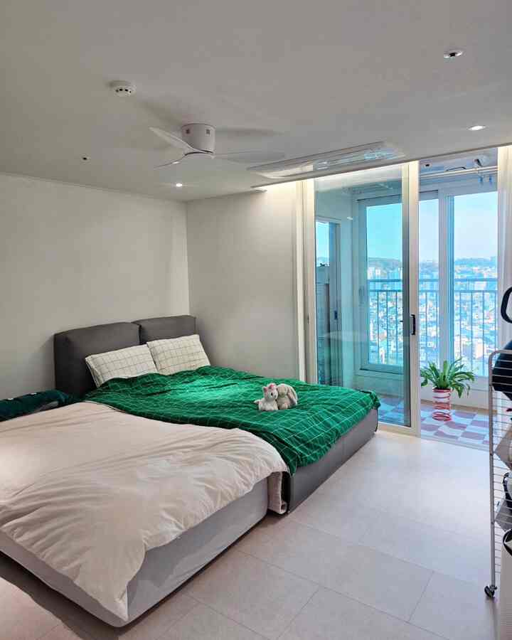 寝具を整理しました。
写真1カット😘
雨の写真は後ろにあります➡️➡️➡️
・
・
・
前の家とバッチを貼る
家族のベッドの使用はできません。
子供が独立したら夜景を見て寝なければなりません。
・
この部屋の変身
その前を見るとわかります。
壁を白に家族
絵を描いた用❣️
・
＃寝室を飾る＃絵画＃セルフ絵画
＃シーリングファン＃ホワイトインテリア
#カラーインテリア 
#diy #寝具 #paint
＃ノルペイント＃非ポアフター