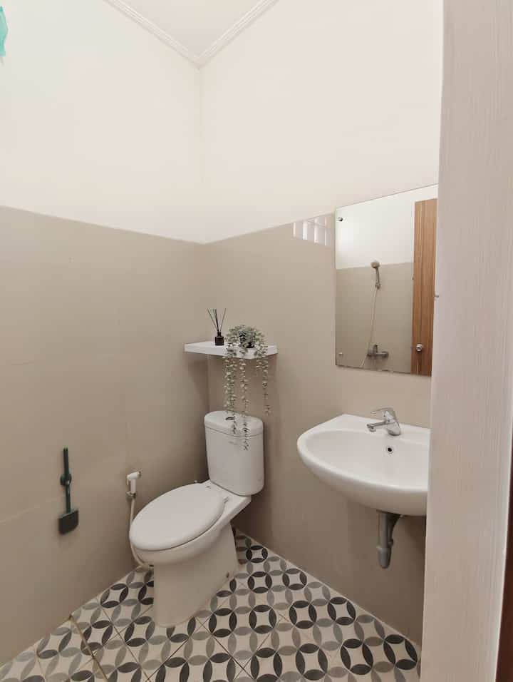 Welcome to my tiny bathroom, this bathroom is still intact from the developer. The walls are deliberately given granite so that water splashes do not dampen the walls. 
The floor is deliberately given a different elevation, for the part used by the closet and sink is higher than the bottom of the shower. 
This bathroom is very simple and relatively small, so we did not choose paint or ceramic materials with striking colors to give a slightly spacious impression. 
As a void and lighting, there is a wall area that uses glass block material. 

#Bathroom #KamarMandiMinimalis #InspirasiKamarMandi #CatKamarMandi #LantaiKamarMandi #Closet #Wastafel #GantunganHanduk #ReedDiffuser #TanamanGantungIkea #CerminKamarMandi #HandShower #GlassBlock 
