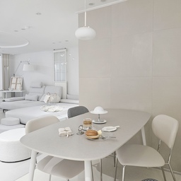 뉴 샌드베이지 상판으로 따뜻한감성 추가🫶🏻
워지아 
디어 12T포세린 세라믹 식탁세트 라운드스퀘어 1600
800원형 화이트식탁 테이블만 사용하던 저희집에 너무 고급스러운 워지아 디어 12T 포세린세라믹 식탁이 왔어요🤭
그냥 타일세라믹 아니고, 내구성/내열성 다잡은 포세린 세라믹이라는점!!
지금까지 화이트만이 정답이라 생각했는데
샌드베이지 상판컬러가 그레이지로 홈스타일링된 주방에 딱 어울려용🫰🏻
살짝 사선으로 뻗은 프레임으로 깔끔함,예쁨+1
세트로 배송온 모어의자 PU소재 아이보리와 패브릭소재 하운드 체크디자인의 믹스배치가 포인트로 딱이죵?🖤🤍🖤🤍
아이보리에 블랙한스푼은.. 말모! 
관리가 쉬운 가죽도 좋고 패브릭은 옹동이가 따뜻해서 우리 뉴진이와 강아지 자리로 찜!!
1600사이즈라 가로로 쭉쭉 넓어 올릴수 있는 물건들, 오브제들 맘껏 올려 마음도 편안해요
#워지아 #세라믹식탁 #오늘의집 #6인용식탁 #디어식탁 #모어의자 #주방 #그레이지홈 #주방꾸미기 #주방인테리어 #거실인테리어 #실내인테리어 #신혼집인테리어 #6인식탁 #6인테이블 #주방테이블 #넓은식탁 #홈카페인테리어 #다이닝룸 #입주가구 #거실식탁 #포세린식탁 #식탁추천 #주방식탁 #워지아식탁 #샌드베이지식탁 #주방식탁추천 #포세린세라믹식탁 #식탁 #식탁의자 