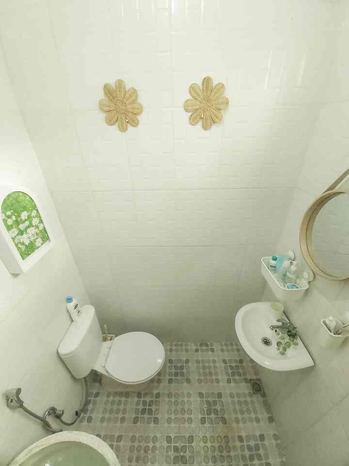 Material kamar mandi
Kamar mandi mini di area master bedroom yang berukuran 1,5 m * 1,5 m sebenarnya tidak ada yang spesial. Dinding dan lantai kamar mandi menggunakan keramik karena budget dan harganya yang affordable. Untuk konsepnya sendiri agar terlihat sedikit aesthetic, kami menggunakan warna putih yang dominan di tambah aksen hiasan rotan, cermin yang berwarna krem dan beberapa dekorasi hijau seperti bunga artificial dan poster dengan gambar bunga. Kamar mandi yang berwarna putih kesan nya clean look dan reminder bagi kami untuk sering membersihkan kamar mandi.
#Kamarmandiminimalis
#Inspirasikamarmandi
#Kamarmandijapandi
#keramikkamarmandi
#Hiasanrotan
#rakkamarmandi
#posteraesthethic
#klosetkamarmandi