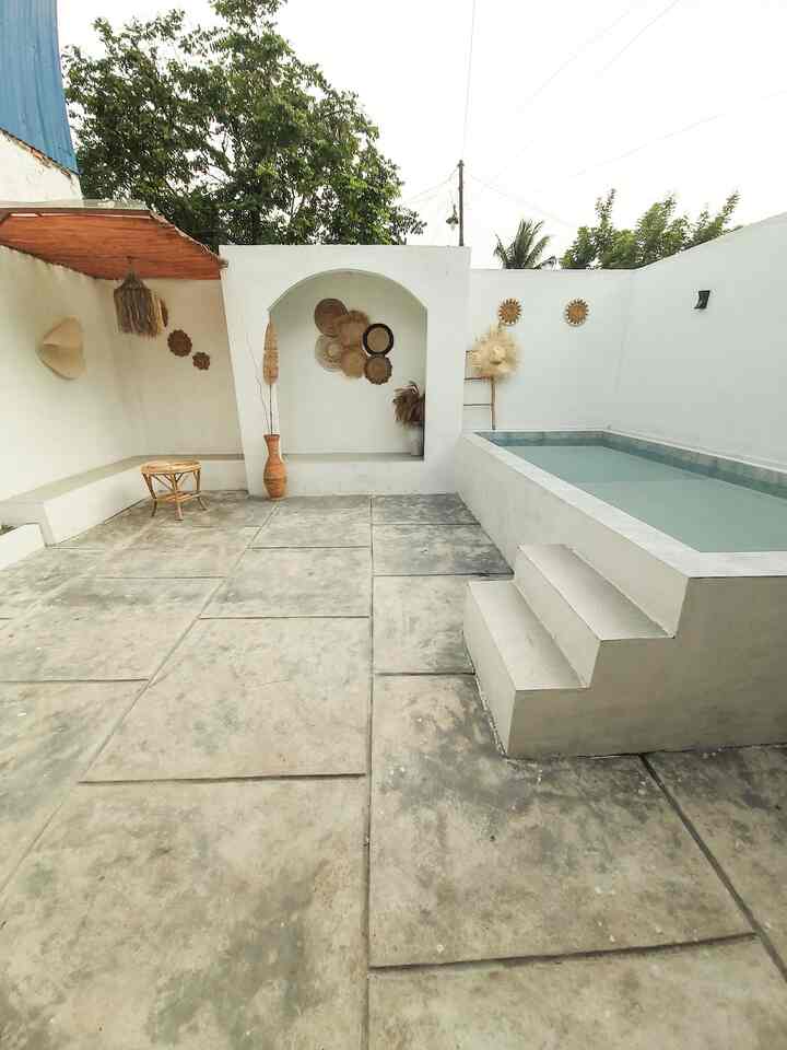 Wajah belakang rumah 🏠 
Tema backyard ini ala ala Mediterranean style villa di Bali dengan budget yang sangat terbatas, hihihi 😅
Karna ingin menciptakan suasana yang tentram dan area untuk kumpul keluarga besar yang cukup luas, pilihan kami jatuh ke tema ini agar berasa liburan dengan plunge pool ala ala agar anak anak betah bermain.
#Inspirasibackyard
#stylebackyard
#catrumahminimalis
#catluarrumah
#vasrotan
#placemate
#kayudowel

