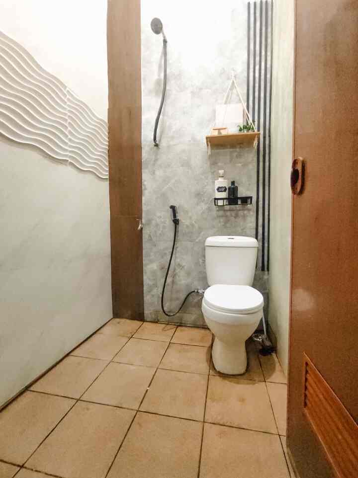 kamar mandi ini memiliki luas 1,75 x 1,5 meter persegi. Dengan dilengkapi kloset dan shower ,kamar mandi ini menjadi satu untuk area mandi dan BAK.

Kamar mandi ini saya design dengan menggunakan wallpaper marmer untuk bagian dinding yang anti air. Jadi selain menghemat biaya, juga memberi kesan elegan pada dinding. 

Untuk setiap barang yang ada di kamar mandi juga di tata agar terkesan lebih luas, dengan menggunakan warna2 netral. Dan disini hanya ada rak gantung dan lemari gantung untuk penyimpanan kebutuhan toilet.

pemilihan produk selain disesuaikan dengan fungsinya juga memperhatikan pemilihan warna agar terlihat senada sehingga jadi lebih estetik.

intip tips terkait rumah lainnya hanya di Ohouse yaa❤️❤️

#PintuKamarMandi  #CatKamarMandi  #WarnaKamarMandi 
#DindingKamarMandi #KeramikDinding  #KeramikLantai
#KamarMandisimple  #KamarMandiMinimalis #KamarMandiJapandi #InspirasiKamarMandi #lemaridindingtoilet #rakambalan #keranjangbesi #klosetduduk #wallpapermarmervynil