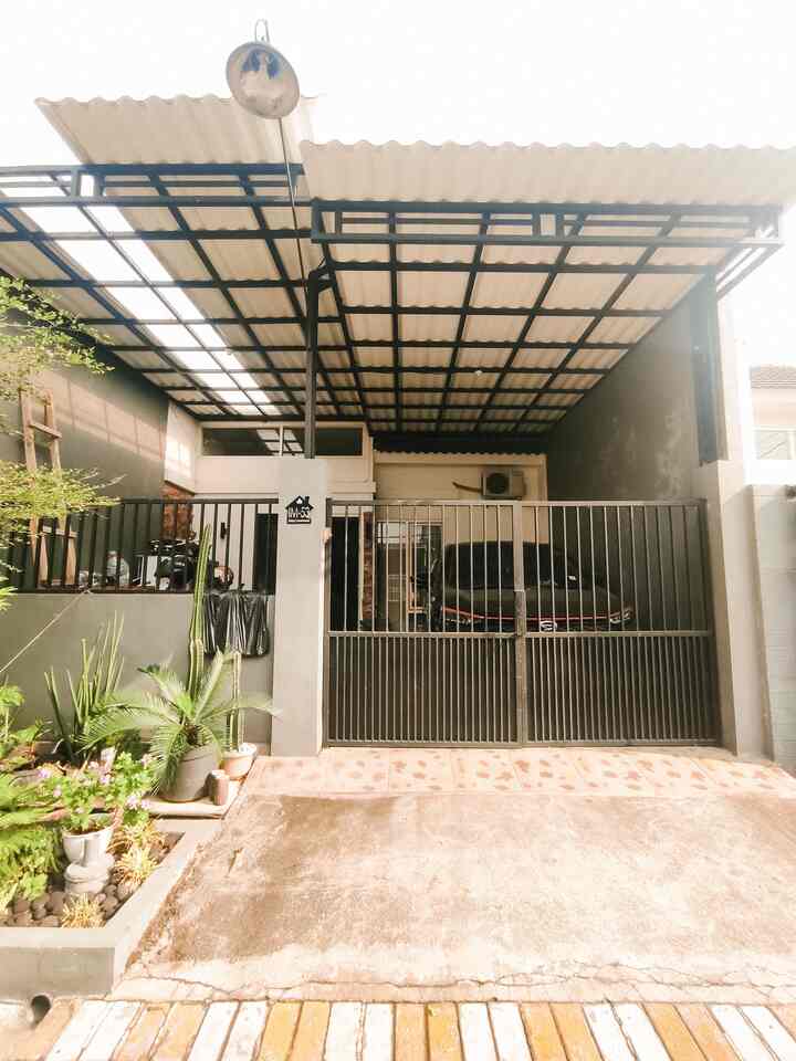 Fasad rumah kami bergaya simple minimalis dengan nuansa hitam abu abu. Pemilihan warna ini didasarkan pada kesukaan warna netral dan terlihat bagus jika menggunakan warna yang tidak terlalu berwarna. Akhirnya memilih diberi kanopi untuk area depan rumah kami agar bisa digunakan sebagai garasi sekaligus beranda depan rumah.

bahan yang digunakan untuk membuat pagar dan kanopi adalah besi hollow yang dirancang dan dicat dengan warna hitam. Atapnya memakai alderon karena lebih tidak panas saat disiang hari. 

untuk inspirasi rumah lainnya bisa diintip di aplikasi Ohouse yaa....

#PagarRumah
#PagarRumahMinimalis #WarnaCatPagar #kanopialderon #CatRumah  #cattembokeksterior
 #InspirasiFasad
 #StyleFasad #besihollow #catwarnaabu #catpagarhitam #lantaikeramikeskterior #fasadminimalis

