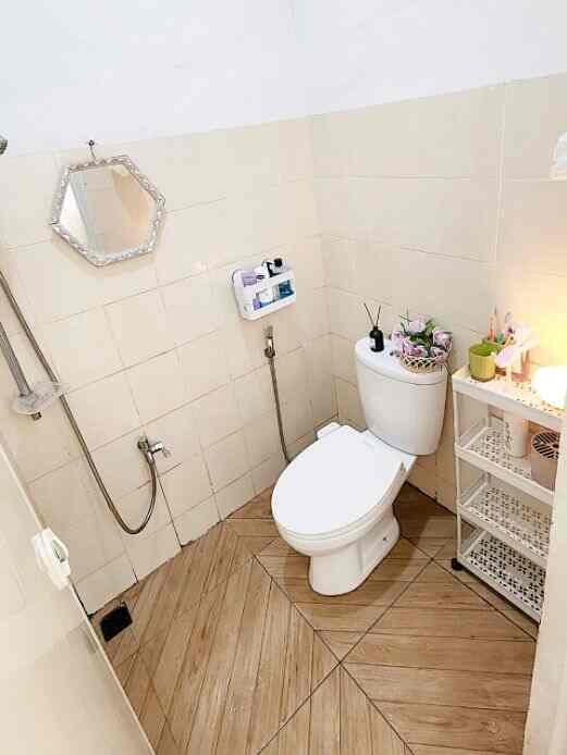 Kamar Mandi
Kamar mandi dirumahku masih sangat sederhana, dengan ukuran 1,5x1,5 meter saja. Selama 5 tahun ini yang baru diganti hanya keramik lantai dan closetnya selebihnya masih bawaan developer ya teman-teman, aku hanya menambahkan rak kamar mandi dan sedikit dekorasi, aku pilih material rak putih berbahan plastik yang long lasting jika terkena air, menambahkan beberapa dekorasi seperti reed diffuser biar kamar mandi selalu wangi, bunga-bunga plastik berwarna cerah, dekorasi lampu dan pemilihan botol sabun berwarna senada biar nampak estetik :). 

InsyaAllah seperti rumah yang terus tumbuh, kamar mandiku juga akan bertumbuh lebih baik dan lebih cantik pelan-pelan 🤍🤍🤍🤍
#lantaikamarmandi #keramikkamarmandi #rakkamarmandi #cerminkamarmandi #closetkamarmandi #botolsabun #reeddiffuser #lampukamarmandi #shower #kamarmandiminimalis #kamarmandisederhana #inspirasikamarmandi #inspirasikamarmandisederhana