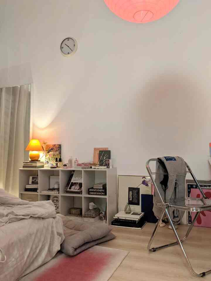 masuk ke musim hujan, bedroom jadi tambah nyaman teruatama di malam hari dengan lighting yang warm. bedroomku memiliki style minimalis dominan putih dengan pop of color dari perintilan-perintilanku yang sangat berwarna, sehingga penggunaan lighting bernada hangat seperti warna kuning atau oranye sangat penting untuk membuat bedroom terasa lebih cozy✨
#rakminimalis #kursitransparan #karpet 
#lightingbedroom #lampukamar #lampupendant #desklamp #eclecticbedroom #InspirasiBedroom #StyleBedroom