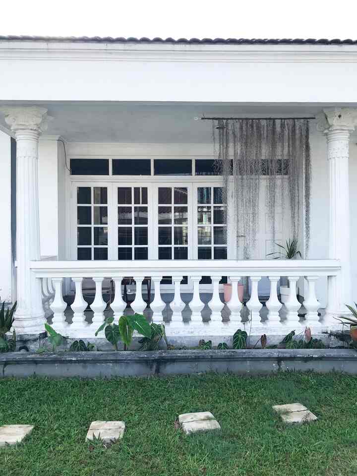Punya rumah dengan bentuk klasik begini emang bikin orang berasumsi kalau interiornya bakal jadul ala rumah di film-film tahun 80an. Aku ga keberatan dengan asumsi itu karena saat orang masuk ke dalam rumah bisa jadi "wow factor" karena berbanding terbalik dengan eksterior rumah.

#catrumah #InspirasiFasad #stylefasad #FasadCantik #FasadRumah #classichouse #rumahjadul #midcenturymodern