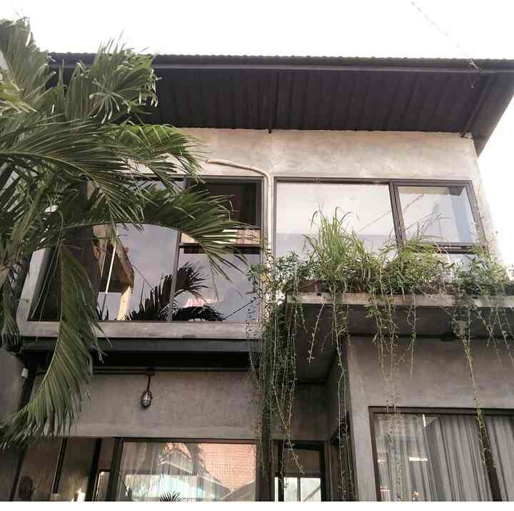 Fasad sederhana di #RumahAngsoka masih dengan tampilan material kaca, baja dan juga semen exspose. Ada pohon palem putri, cemara, dan lee kwan yew yang menjadi pemanis tampilan depan dirumah. Untuk menambah kesan yang lebih unik, kita tambahkan granit ukuran 30x30 dengan motif Nusantara/Batik. 

#FasadIndustrial #FasadBesiBaja #FasadKaca #CatRumah #SemenExspose #PintuHitamBaja #InspirasiFasad #StyleFasad

