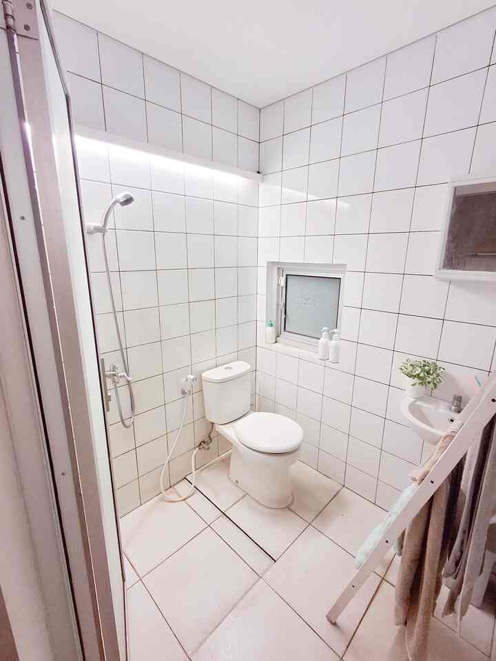 my tiny little bathyyroom 🫶
Kalau teman-teman geser ke foto selanjutnya, pasti kelihatan kamar mandi ini punya connecting door ke kamar utama. Yes,  kamar mandi ini sebenarnya sharing sama anak. Maklum, rumah compact :P
Ukuran kamar mandi ini juga tidak terlalu besar. Makanya aku pilih warna putih untuk dinding dan lantainya. Warna putih sukses bikin ruangan terasa lega. iya gak si? 
#KeramikKamarMandi #KeramikPutih #KamarMandiMinmalis #InspirasiKamarMandi