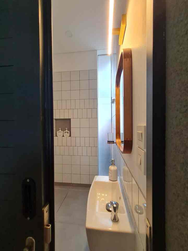 Kami percaya kamar mandi nggak cuma soal fungsi, tapi juga bisa jadi ruang estetis yang menyenangkan. Lihat deh, bagaimana kombinasi backsplash putih ini, kotak besar dan kecil berpadu untuk menciptakan dimensi unik. Simpel tapi punya karakter!

Lantai granit abu-abu jadi pasangan yang pas buat nuansa minimalis ini, plus bikin kamar mandi terasa lebih luas dan modern. Semua elemen diatur dengan praktis tanpa mengorbankan gaya.

Bagaimana menurut kamu? Apa kamar mandi seperti ini cocok buat rumah impianmu? Yuk, diskusi di kolom komentar! 🛁✨

#CompactHappyHome #JapandiBathroom #HomeDesign #InteriorMinimalis #KeramikKamarMandi #PintuKamarMandi #CatKamarMandi #WarnaKamarMandi #DindingKamarMandi #KeramikLantai #KeramikDinding #KamarMandiMinimalis #InspirasiKamarMandi