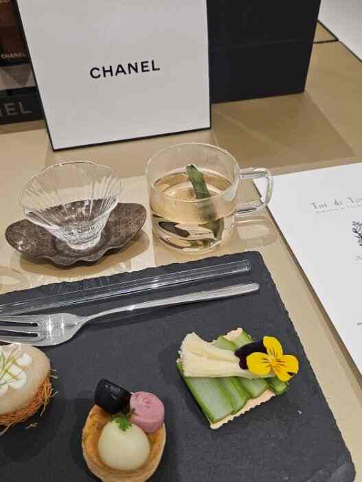 透明なグラスと黒い石のプレートが置かれたカフェ風のテーブルセッティング