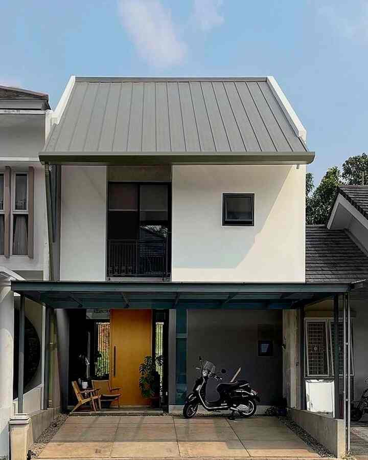 Fasad rumah ini adalah definisi simpel yang memikat. Dengan perpaduan warna monokrom yang netral dan pintu kayu natural sebagai pusat perhatian, tampilannya tetap hangat dan modern.

Kami memilih desain yang nggak cuma enak dipandang, tapi juga praktis untuk dirawat. Cat putih minimalis dan dinding abu-abu memberikan kesan bersih, ditambah struktur baja dan kaca pada kanopi untuk melindungi area depan tanpa terlihat berat.

Ada Vespa di depan? Itu bonus keestetikaan, hehe! 🚪🖤

Bagaimana menurut kamu, cocok untuk hunian compact yang fungsional? Yuk, ceritakan ide fasadmu!

#CompactHappyHome #FasadMinimalis #JapandiVibes #RumahMonokrom #SederhanaElegan #PagarRumah #PagarRumahMinimalis #WarnaCatPagar #PlafonPVC #CatRumah #KursiTeras #InspirasiFasad #StyleFasad
