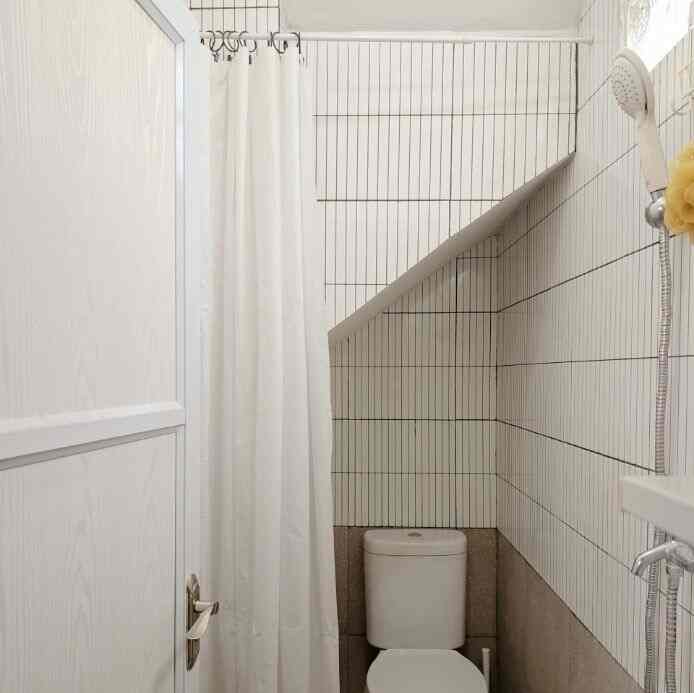 ✨️Kamar Mandi Bawah Tangga

Kamar mandi mungil bawah tangga ini di desain simpel dan minimalis. Closet jongkok dibatasi tirai menggunaakan batang gorden fleksibel yg dipasang tanpa mengebor keramik, begitu juga dengan rak sabun dan sikat WC dipasang tempel tanpa mengebor dinding

#InspirasiKamarMandi #kamarmandiminimalis #keramikkamarmandi #closetduduk #tiraikamarmandi #batanggorden #lampusensorgerak #tempatsabunmandi