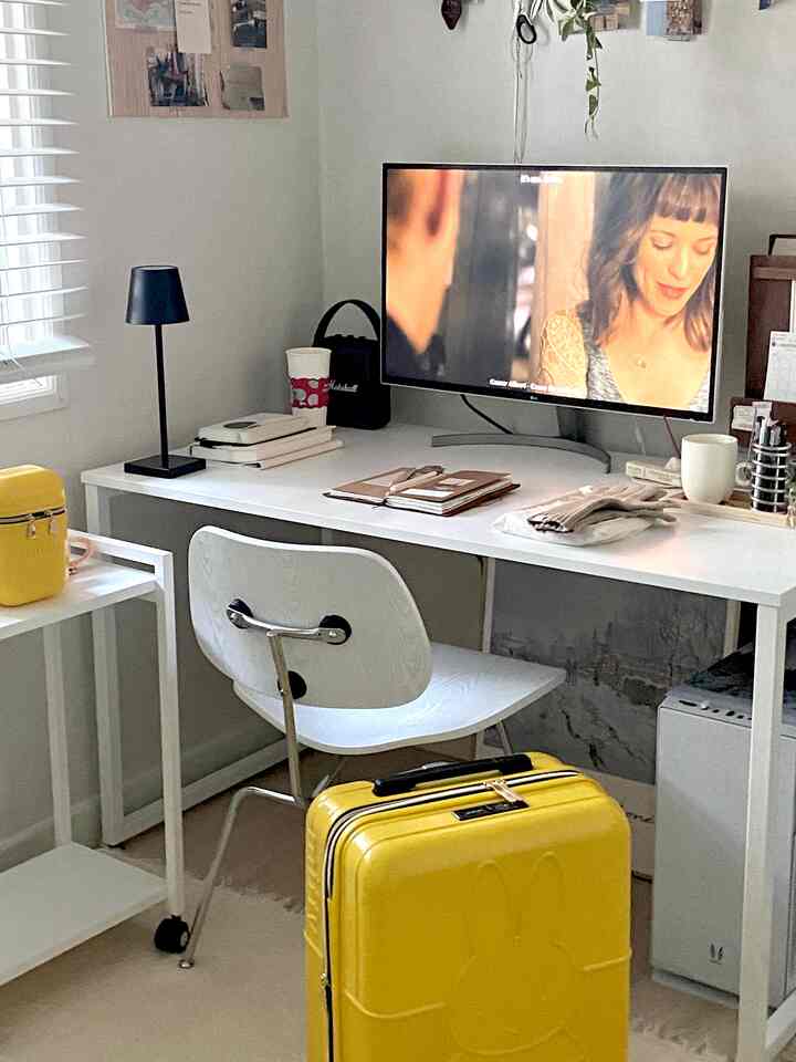 ミルキー機内型20インチキャリアはミッフィーシグネチャーカラーが際立つ製品で、私が選んだハニーイエローは暖かく華やかな色味が魅力的です。あちこちにかわいいミッフィーキャラクターディテールが可愛く、透明保護カバーとキーリングが含まれており、実用性まで備えたアイテムですよ💓

🏷デザイン 
ハニーイエローカラーは旅行先で目立ち、空港でもキャリアが簡単に見つかりました。ミッフィーキャラクターとシグネチャーカラーの組み合わせが感覚的で、透明保護カバーのおかげで、明るい色のキズや汚れを心配することなくスッキリ使用できました。

🏷サイズ＆機能
スケーラブルなジッパー機能は、買い物で荷物が増えたときに本当に便利でした。免税店買い物後も余分なバッグなしで荷物をすっきり収納でき実用性に優れ、内部空間も豊富で、三段調節つまみはワンタッチで手軽に高さを調節できて使いやすかったです。 💓

🏷利便性＆管理法
360度回転ダブルホイールは、移動中にスムーズに動いて便利でした。  また、ABS+PC素材で製作され耐久性に優れ、ロック装置のおかげで海外旅行でも安全に使用できました。 
明るい色だから汚染されるか心配になったが、透明保護カバーを使うのですっきりと管理できてよかったです🧸✨️🙏🏻

オランダから来たオリジナルミッフィーキャラクターと感性的なデザイン、実用的な機能をすべて備えたミルキー20インチ機内用キャリアは、旅行中にも可愛くて便利なキャリアをお探しの方にお勧めします。 .ᐟ 


＃五感レビュープログラムを通じて製品を提供され、直接使用してスタイリングした後期です。

#miffy #미피캐리어 #캐리어세트 #기내용캐리어 #여행캐리어 #캐리어추천 #미피키링 #투명보호커버 #확장형캐리어 #360도회전휠