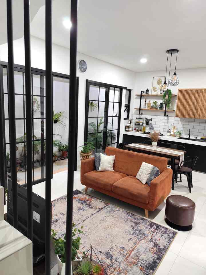 Rumah kecil tapi terasa besar, memanfaatkan konsep openspace adalah solusi untuk menyiasatinya. Konsep openspace yang kami terapkan d rumah kami adalah menyatukan living room, dining room dan kitchen di luas ruangan 3,9x5,4m dengan memadukan furniture yang tidak terlalu besar. Pemilihan sofa 2seat ditambah stool, kursi dan meja makan bentuk persegi panjang dengan lebar yang slim adalah salah satu cara agar membuat ruangan terasa luas. Konsep ini sangat berhasil di rumah kami karena meskipun lahan kecil tapi ruangan terasa lega apalagi kami mempunyai anak kecil yang masih suka berlarian jadi kami bisa memantau anak-anak bermain sambil memasak. Konsep kitchenset juga hanya segaris untuk menghemat ruang dengan panjang meja 2,7m itu cukup untuk kegiatan memasak sehari-hari. 
Selain itu solusi membuat ruangan terasa lebih luas adalah dengan memilih warna dasar yang terang, sehingga warna cat dinding dan lantai kami pilih warna putih ditambah dengan aksesoris cermin dinding untuk mengesankan ruangan lebih lega. 
Smoga menginspirasi ya bagi tetangga online yang mempunyai rumah kecil tapi ingin ruangan terlihat luas ✨

#rumahwoori #openspace   #sofaminimalis #kitchenset #kitchensetindustrial #cat #warnacatrumah #warnalantai 
 #rumahopenspace #rumahtanpasekat   

