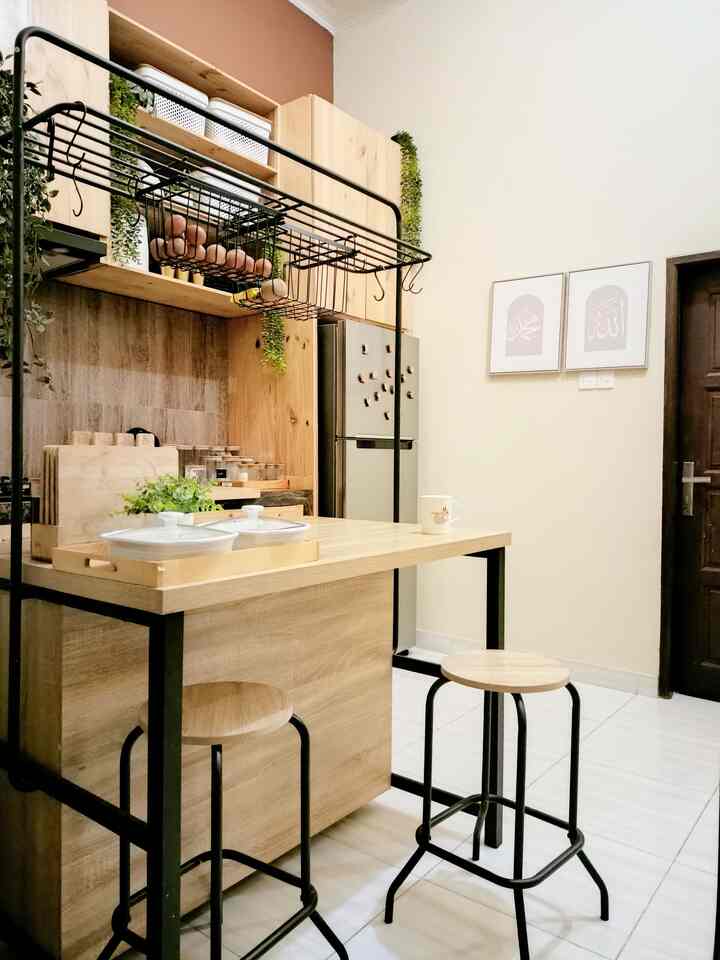 Ruang terlihat nyaman dan estetik karena pemilihan warna furniture yang senada  

#kitchenset #mejqmakan #kithensetminimalis #dapur #estetik #catrumah #cat #japandihome #japandi