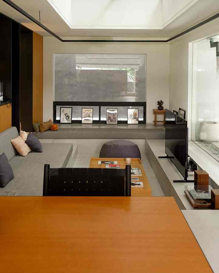 Lantai 1 rumah kami pakai konsep open space, jadi living room dan dining room nyatu tanpa sekat. Jadinya terasa lebih lega dan super cozy buat kumpul-kumpul 🥰

#LivingRoom #OpenSpace #RumahOpenSpace #RumahTanpaSekat #WarnaCatRumah #TurntableVinyl #Sunken #SofaBuiltIn